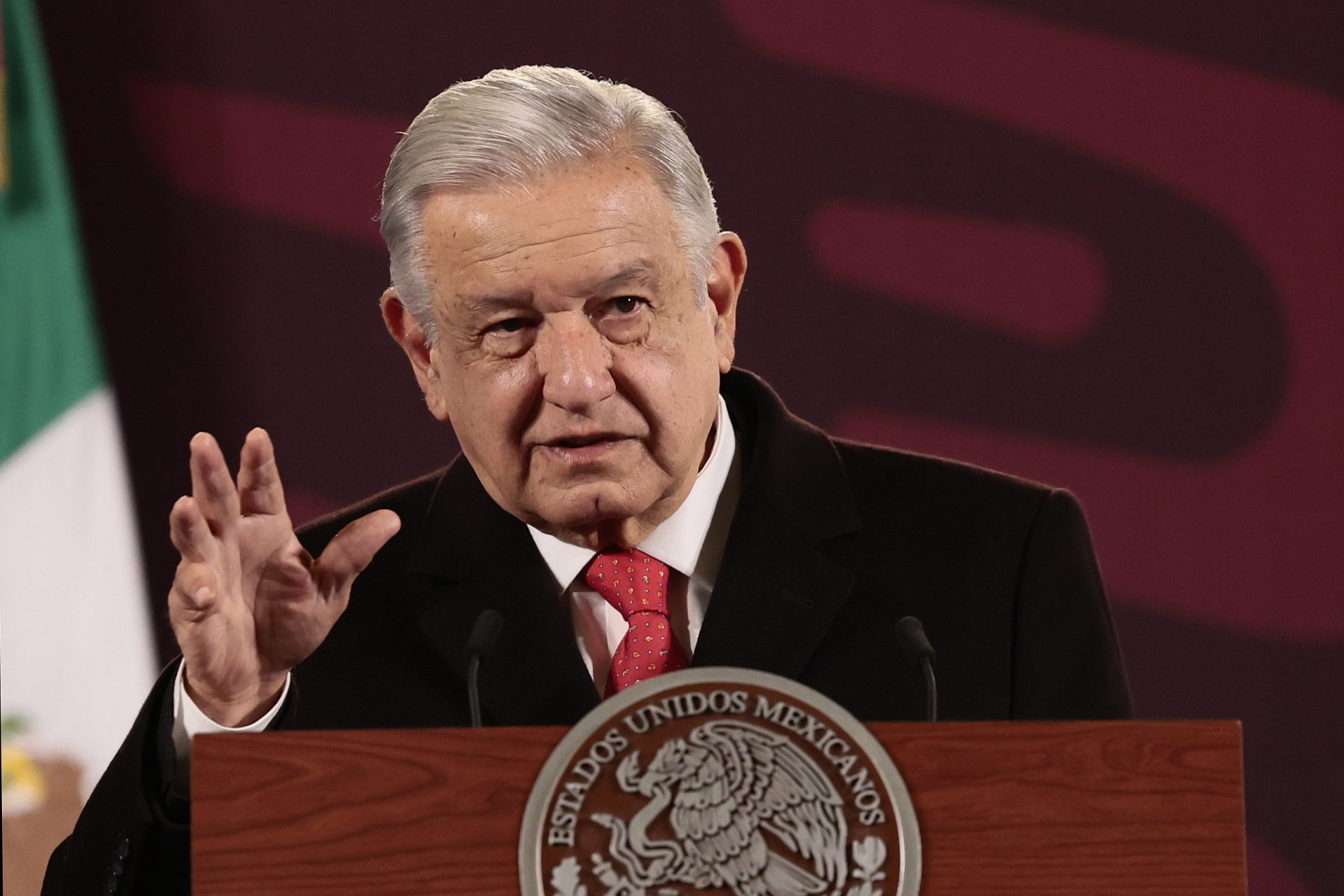 El presidente de México, Andrés Manuel López Obrador, habla durante su conferencia de prensa matutina hoy, en el Palacio Nacional en Ciudad de México (México), donde se burló de la visita a la frontera del presidente de la Cámara Baja de Estados Unidos, Mike Johnson. EFE/ José Méndez