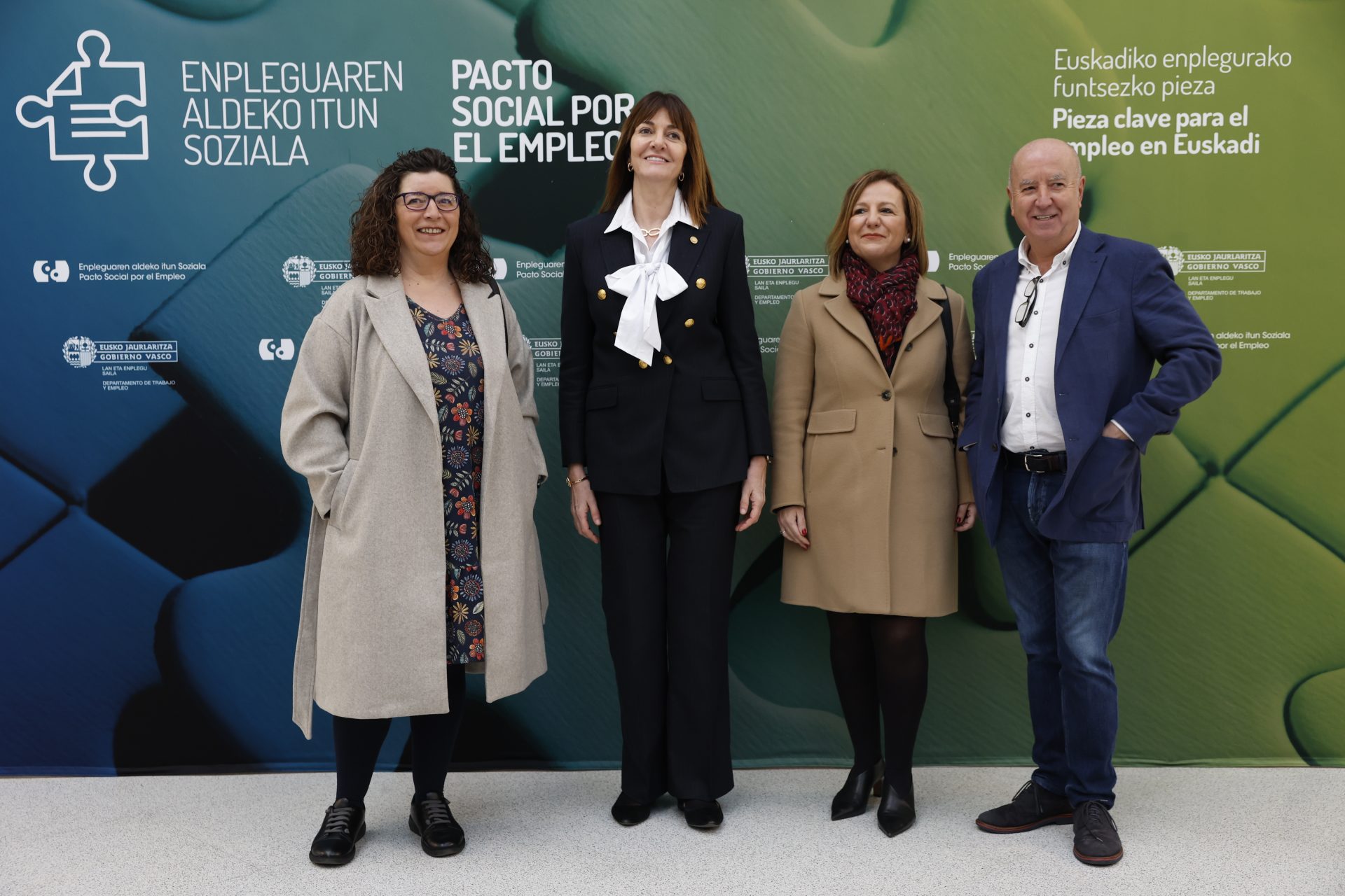 La consejera de Trabajo y Empleo, Idoia Mendia (2i), la presidenta de la patronal vasca (CONFEBASK), Tamara Yagüe (2d), y los secretarios generales de UGT y CC.OO. de Euskadi, Raúl Arza (d) y Loli García (i) respectivamente, han firmado este miércoles junto a 90 instituciones, agentes sociales, económicos y educativos de Euskadi, el Pacto Social por el Empleo. EFE/Miguel Toña