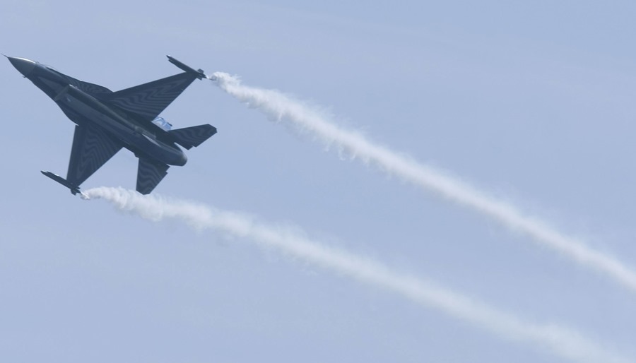 Un caza F-16 vuela sobre Barcelona