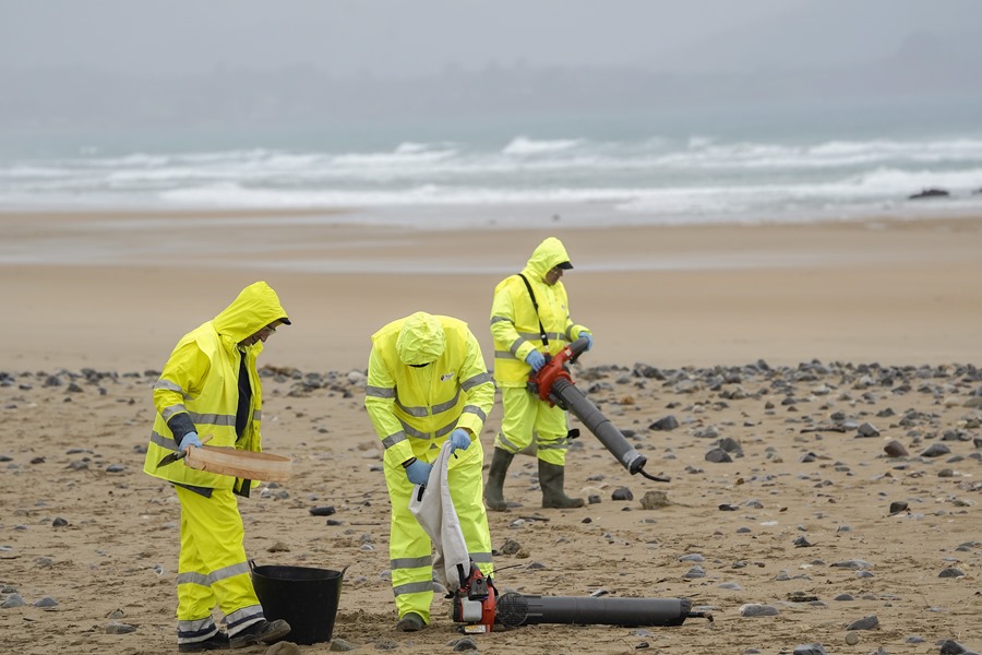 Los operarios utilizan tubos más finos en sus aspiradores y un cedazo para cribar los pellets