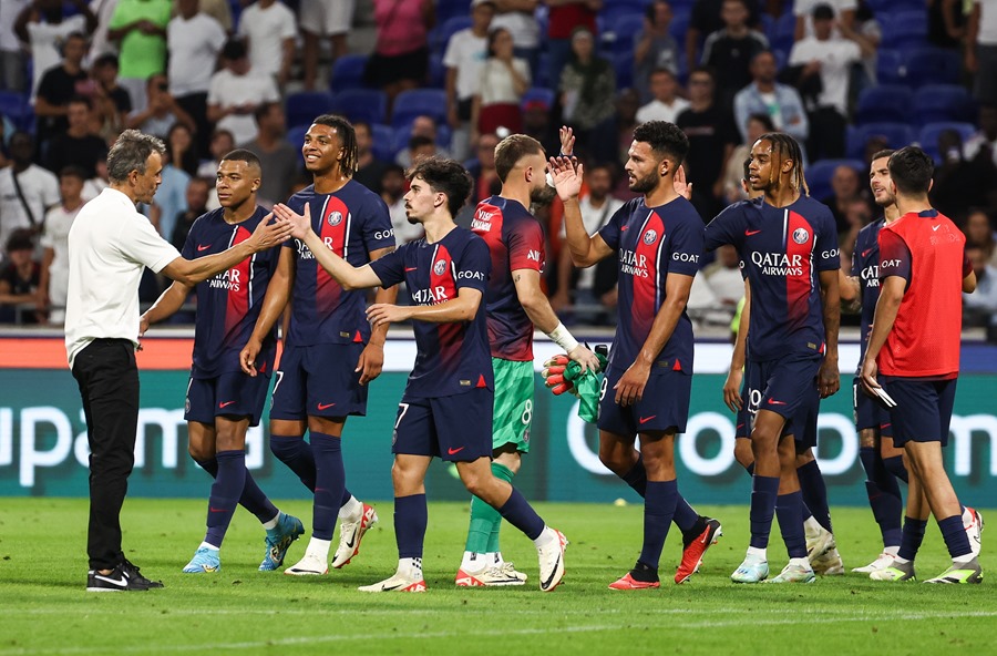 El entrenador del Paris Saint Germain, Luis Enrique (i), saluda a sus jugadores, entre ellos a Kylian Mbappe (2i), tras un partido.