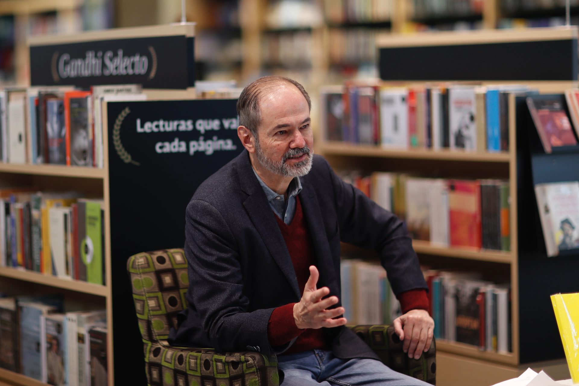 El escritor mexicano Juan Villoro habla durante una entrevista con EFE, el 8 de febrero ce 2024, en Ciudad de México (México). EFE/ Sáshenka Gutiérrez
