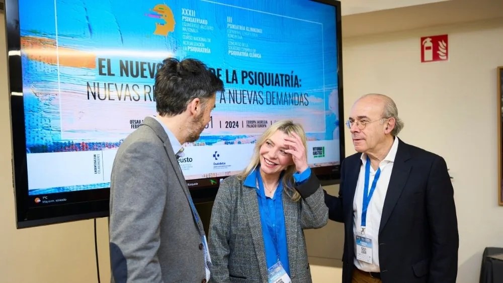 Los tres psiquiatras que han presentado el curso.
