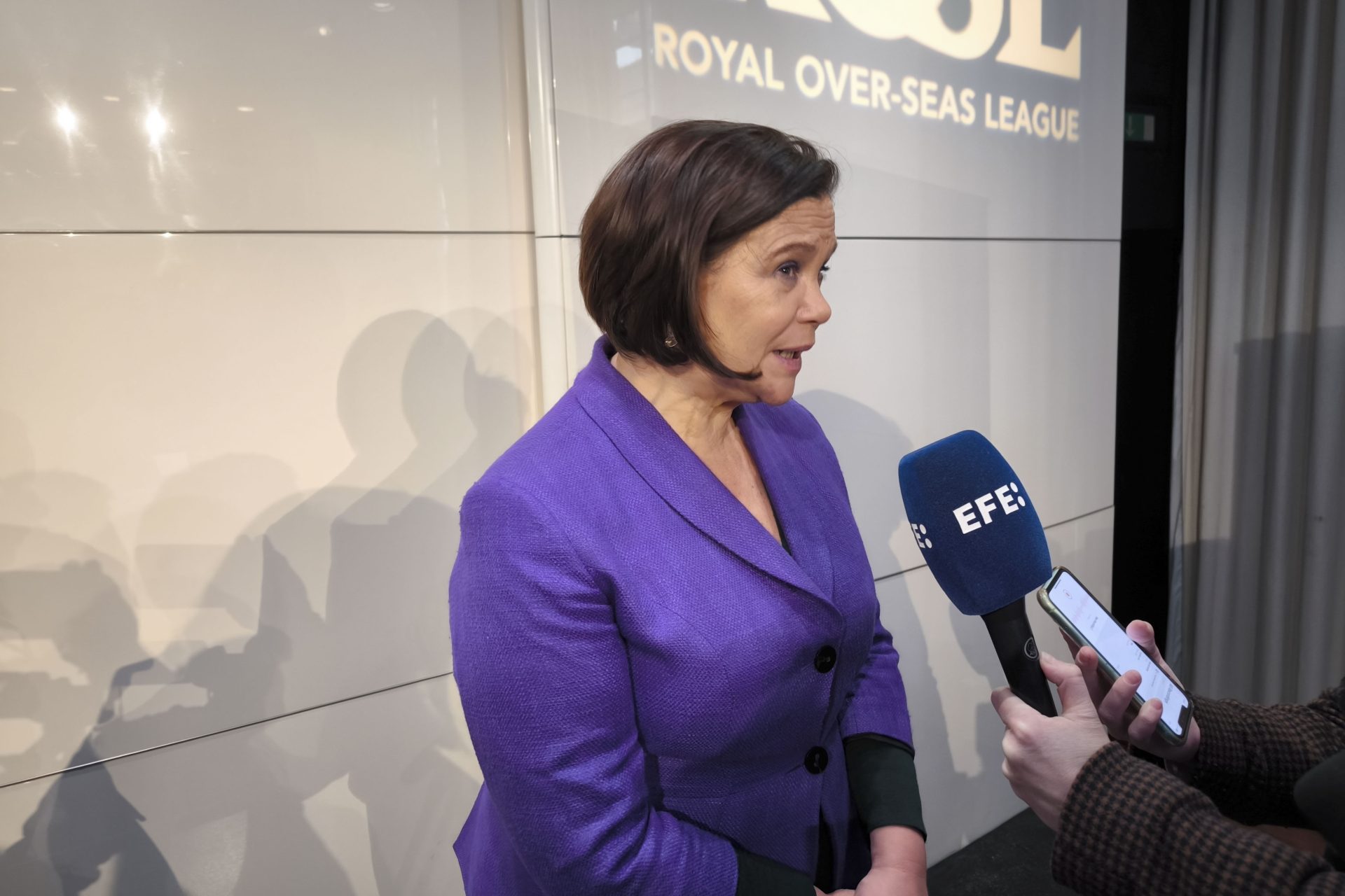 La presidenta del partido nacionalista irlandés Sinn Féin, Mary Lou McDonald, ofrece declaraciones este jueves, en Londres (R.Unido). La presidenta del Sinn Féin aseguró este jueves en Londres que se celebrará un referéndum sobre la reunificación de la isla de Irlanda "en esta década"