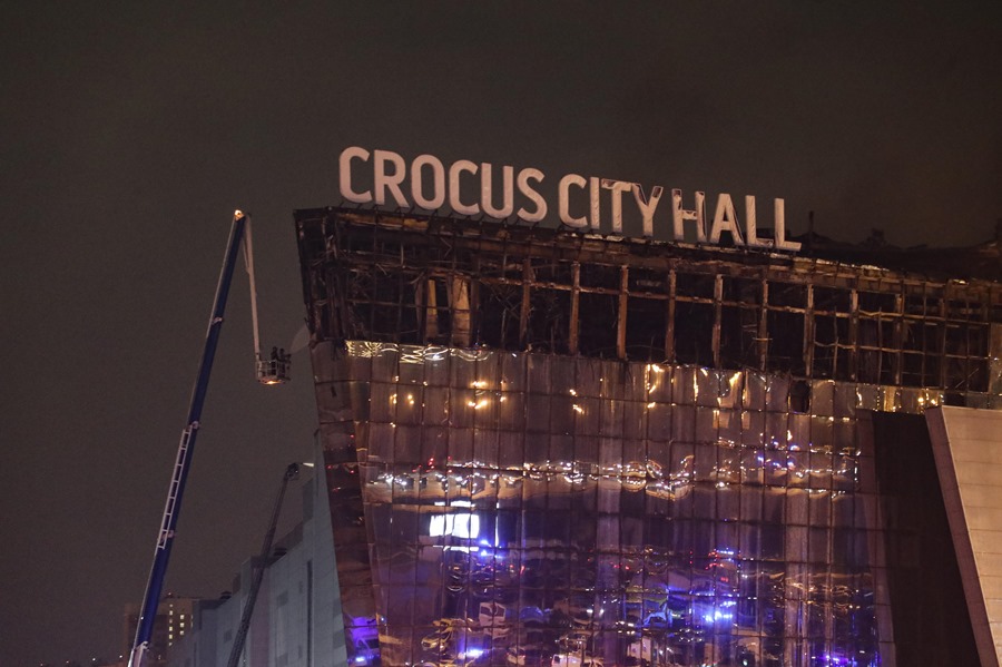 Los bomberos rusos extinguen un incendio en la sala de conciertos Crocus City Hall tras un tiroteo en Krasnogorsk, a las afueras de Moscú.