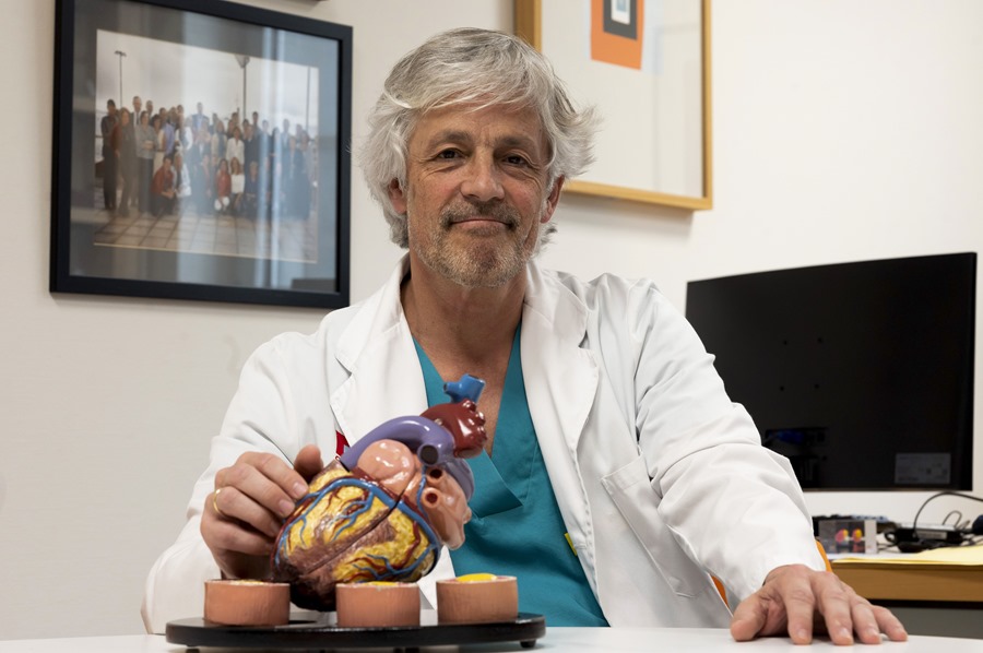 El jefe de Cardiología del hospital Valdecilla de Santander, José María de la Torre, durante una entrevista con EFE