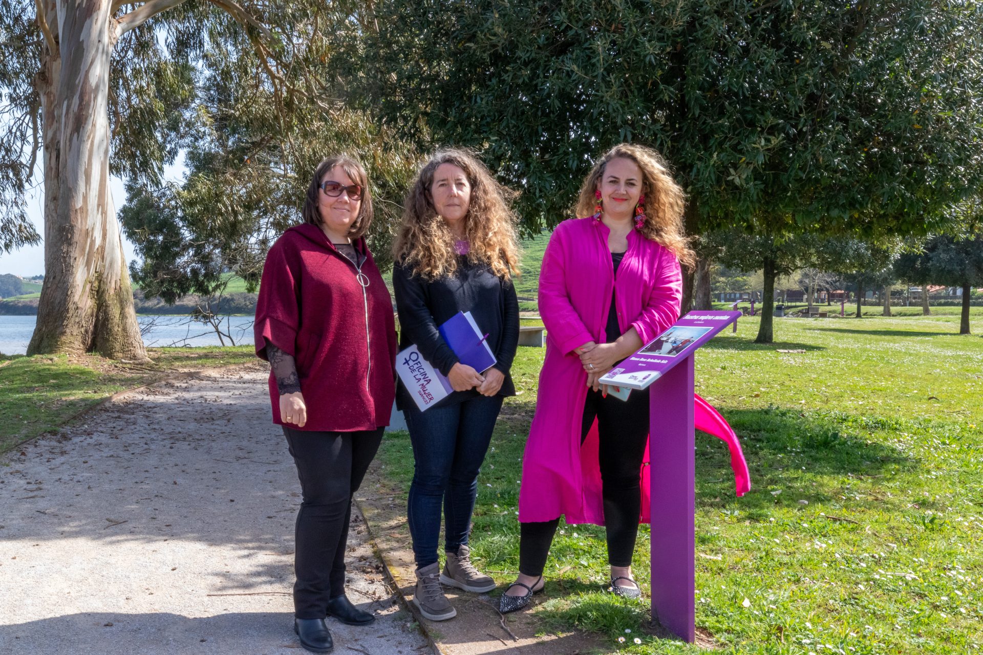 La concejal de Mujer en Suances, Raquel Fernández, junto a técnicos de su área muestran las peanas dedicadas a las mujeres que dejan huella. EFE/Javier Paradelo