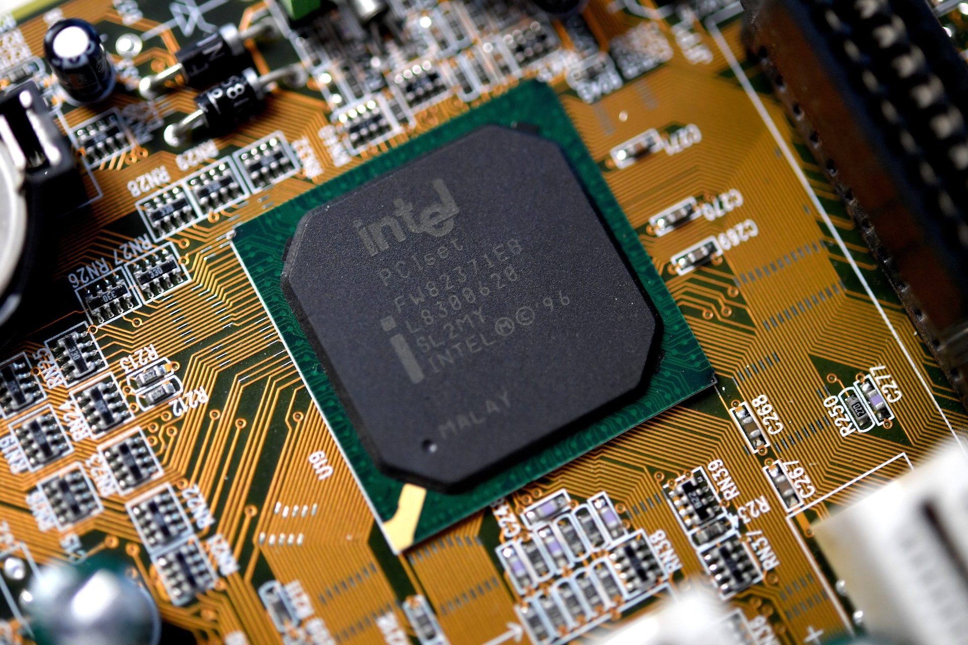 Fotografía de archivo que muestra una placa de una computadora en un ordenador Intel. EFE/ Sascha Steinbach
