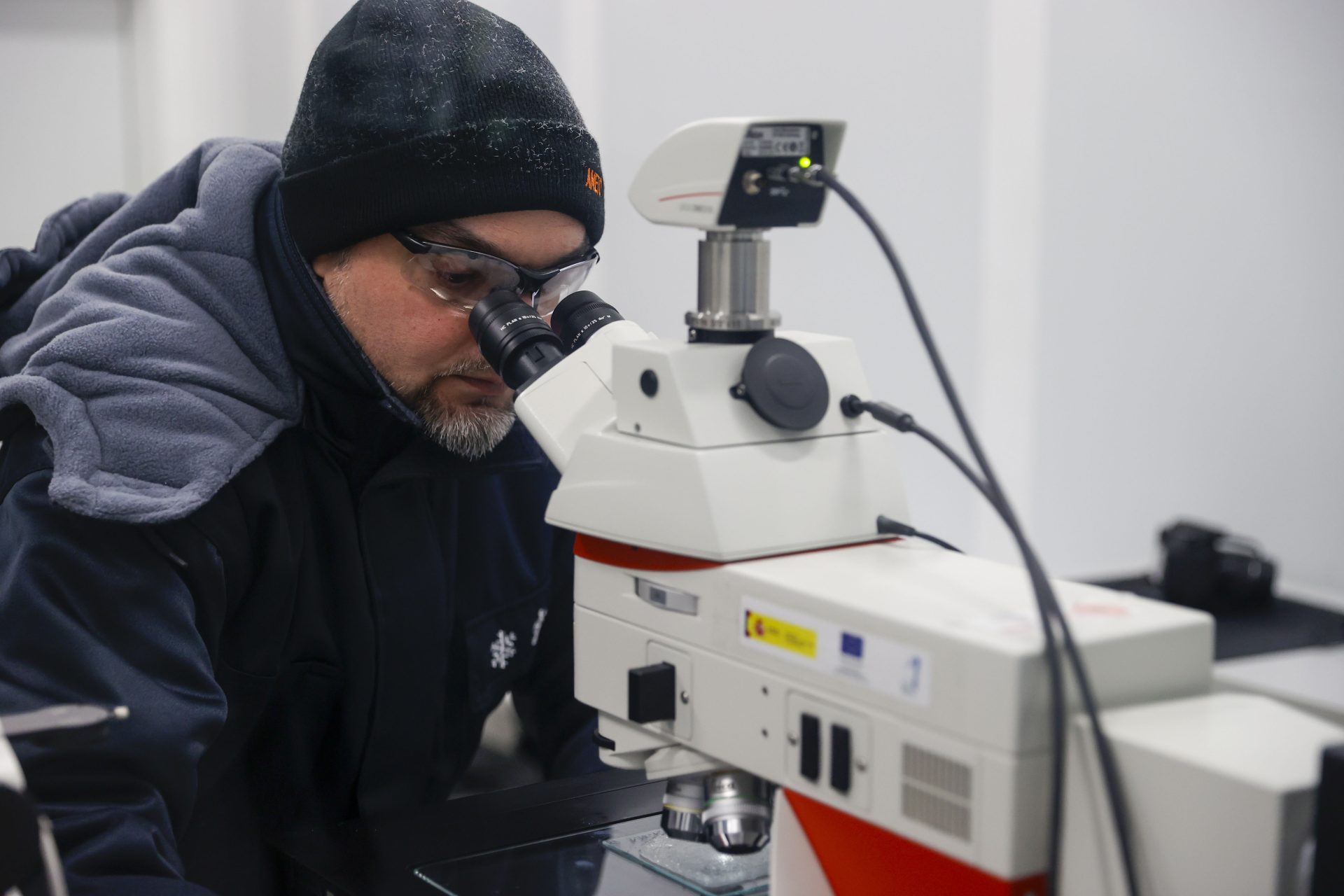 El científico Sergio Henrique Faria, trabaja en el único "laboratorio del hielo" de España que opera a bajas temperaturas de entre 5 a 30 grados bajo cero, que está en Euskadi y en cuyas instalaciones, entre otras tareas, se analiza el aire atrapado en el hielo de los Pirineos, Groenlandia o Himalaya para estudiar el cambio climático.Se trata de Izotzalab ("izotz" significa hielo en euskera) del centro BC3 de investigación sobre el cambio climático, ubicado en el parque científico de la Universidad del País Vasco (UPV/EHU) en Leioa (Bizkaia).EFE/Luis Tejido