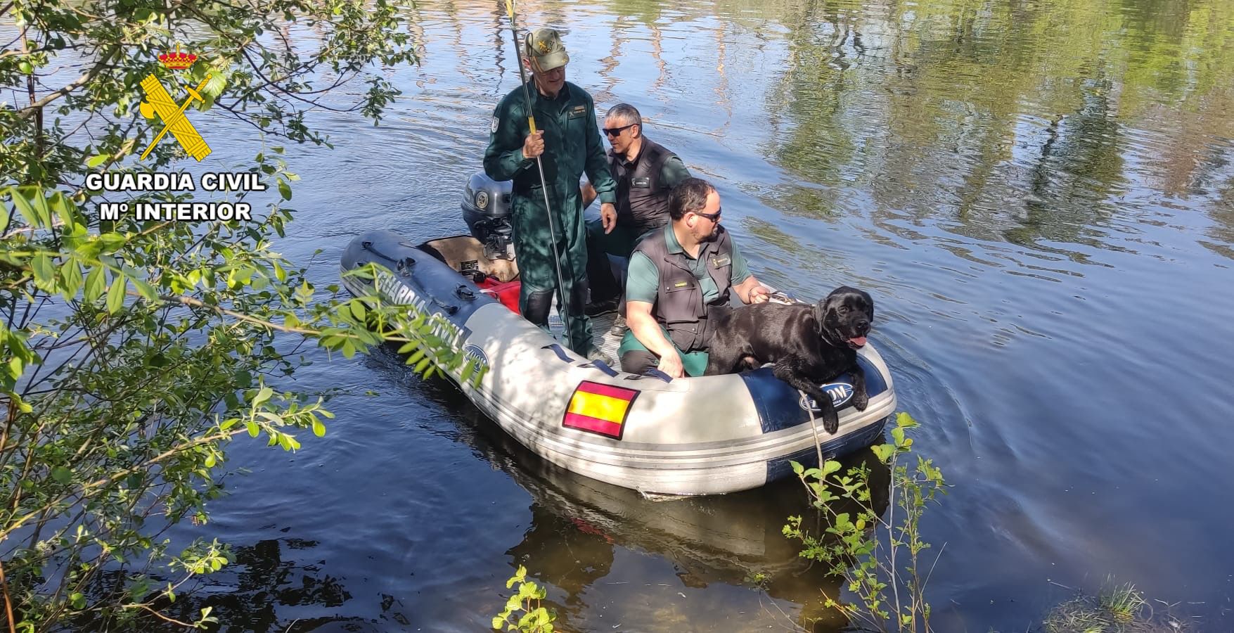 a Guardia Civil protagoniza este martes un intenso operativo de búsqueda para encontrar algún indicio sobre el paradero de Fernando Zamora, el vecino de Plasencia (Cáceres) de 57 años que lleva desaparecido desde el 10 de marzo, que cuenta con un perro adiestrado en la detección de restos biológicos en entornos acuáticos.
