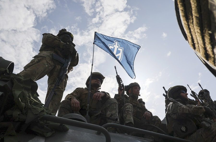 Miembros del 'Cuerpo de Voluntarios Rusos' y la 'Legión de la Libertad de Rusia' en la frontera entre Ucrania y Rusia, cerca de Járkov, el pasado mes de mayo