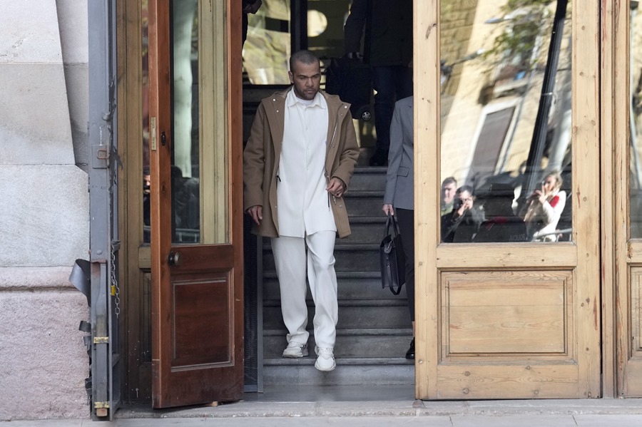 El futbolista Dani Alves, a su salida de la Audiencia de Barcelona