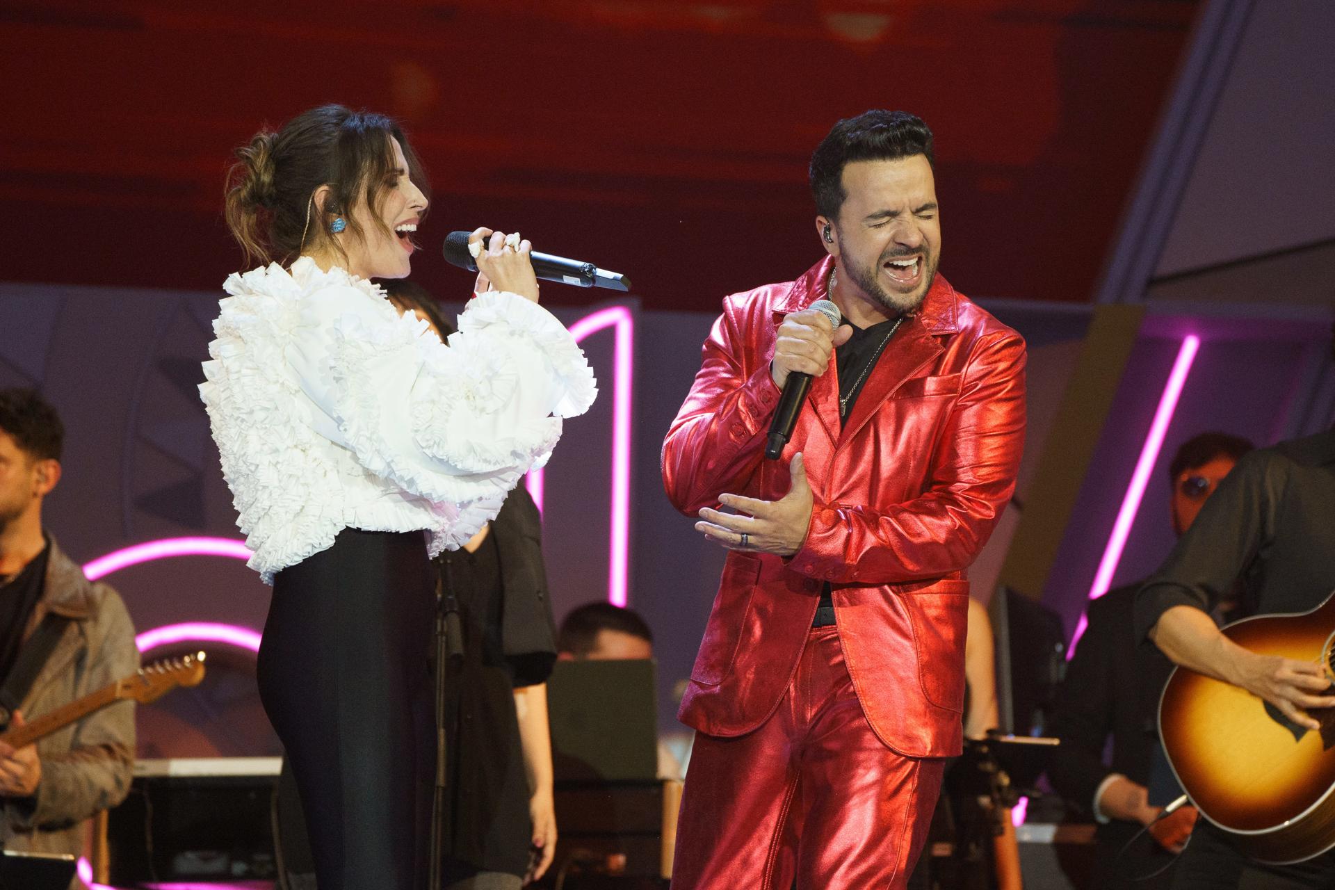 La cantante Malú junto al cantante Luis Fonsi, durante la gala de los XXVIII Premios Dial que se celebra este jueves en el Recinto Ferial de Santa Cruz de Tenerife EFE/Ramón de la Rocha