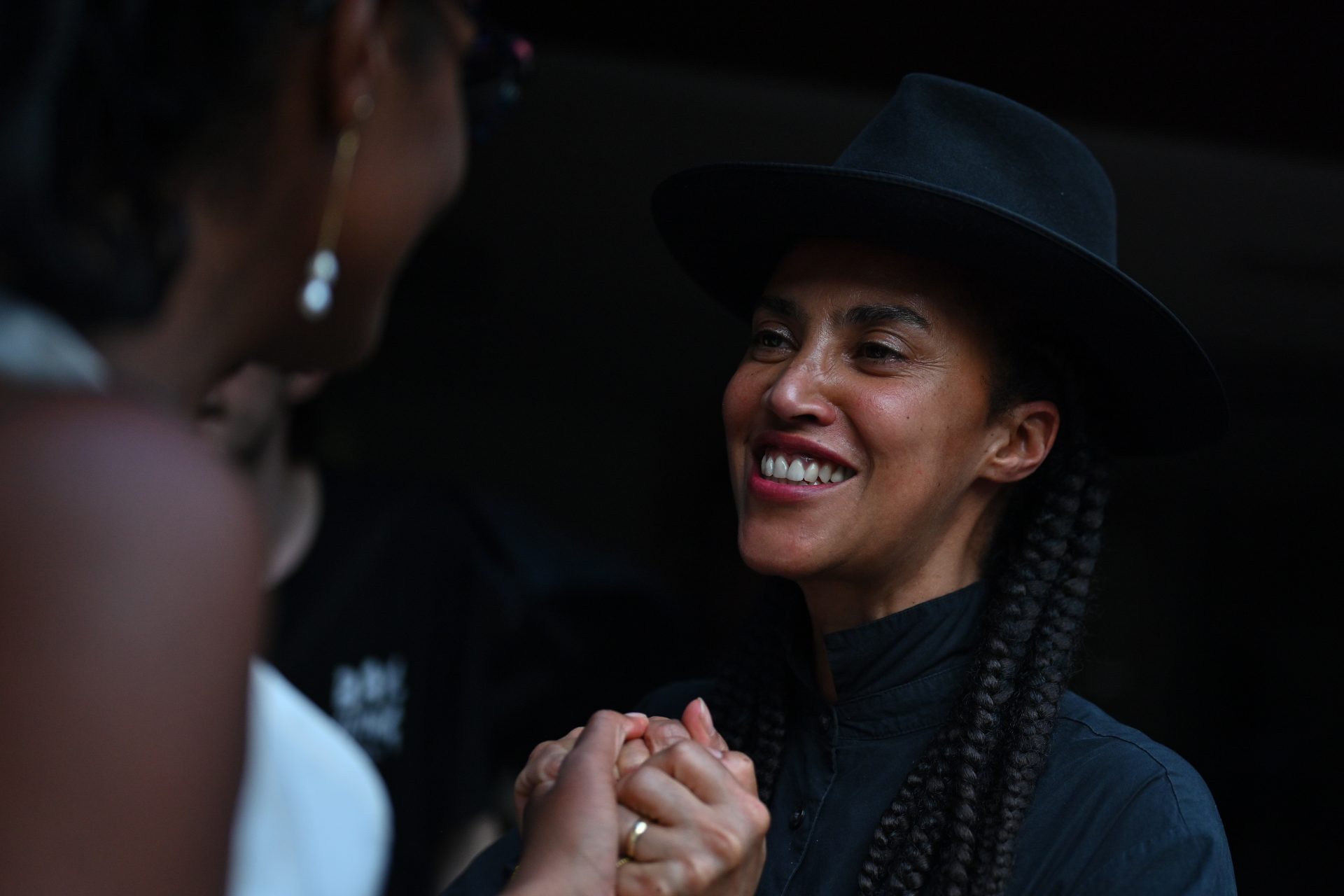 La artista portuguesa Grada Kilomba recibe saludos después de la apertura de su obra 'The Boat', en exhibición en el Museo de Arte del Instituto Inhotim, el viernes 12 de abril de 2024, en Brumadinho, estado de Minas Gerais (Brasil). EFE/André Borges