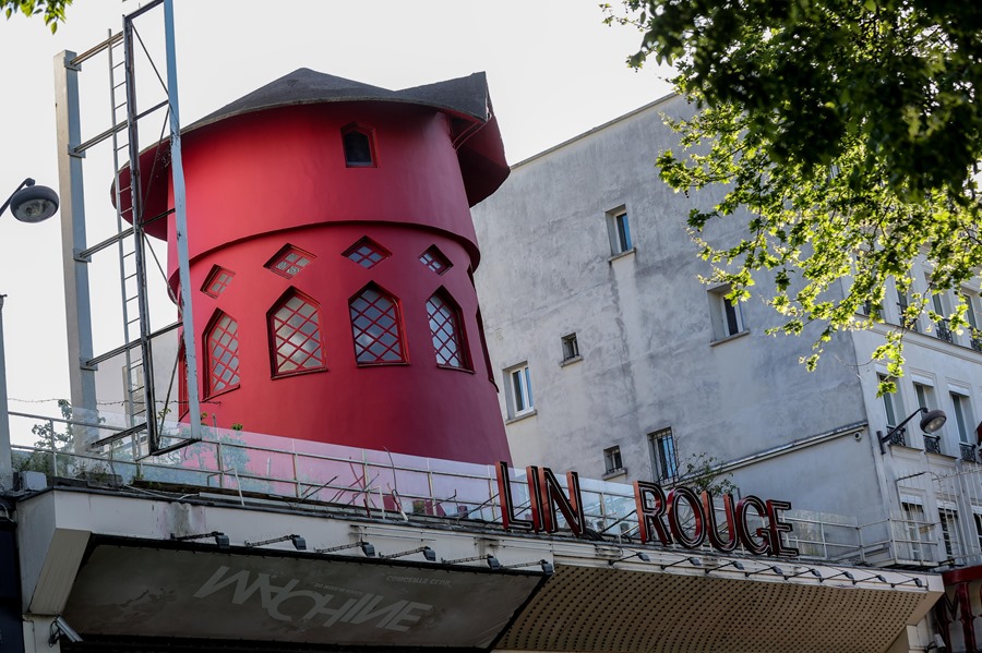 Fachada del Moulin Rouge sin aspas en París