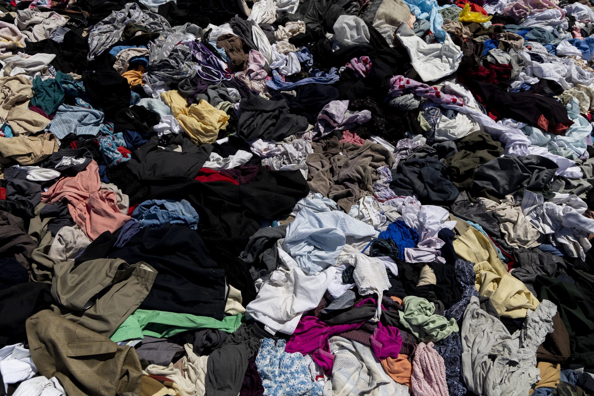 Fotografía de basura en el vertedero de ropa ubicado en el Desierto de Atacama, el 13 de abril de 2024, en Iquique (Chile). EFE/Ailen Díaz