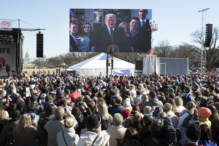 Miles de personas seguían a través de una pantalla el discurso del entonces presidente estadounidense Donald J. Trump en la 45ª Marcha por la Vida, celebrada en Washington, DC, en enero de 2018