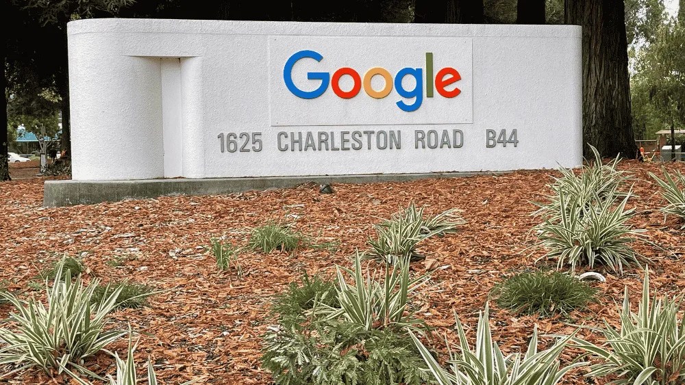 Vista de la entrada a la sede de Google, propiedad de Alphabet, en Mountain View, California (EE.UU.)
