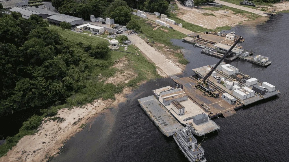Fotografía aérea del puerto de Petrobras responsable del envío y recepción de suministros y relaves del distrito petrolero de Urucú, en el municipio de Coari, estado de Amazonas (Brasil).