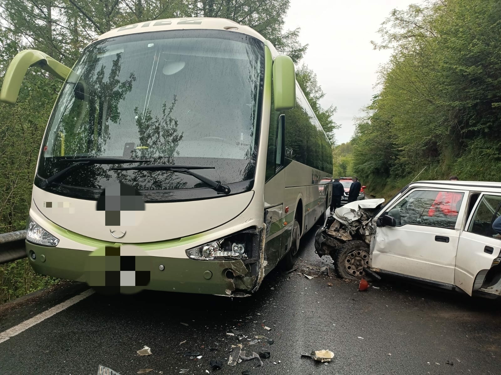 Imagen del autobús y el turismo implicados en un accidente en Arantza