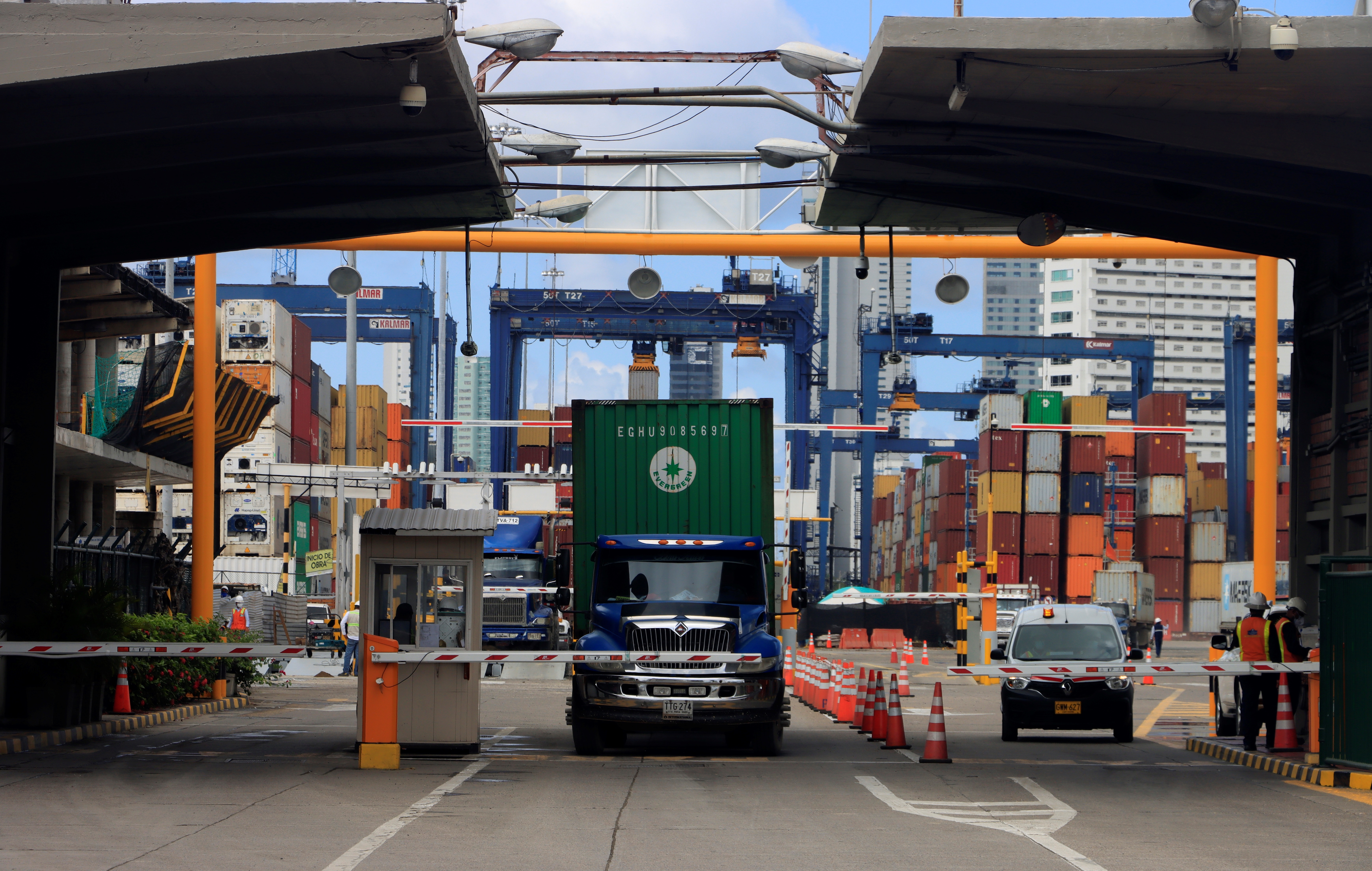 Fotografía de archivo de un camión en la zona de transbordadores en el puerto de Cartagena (Colombia). EFE/ Ricardo Maldonado Rozo