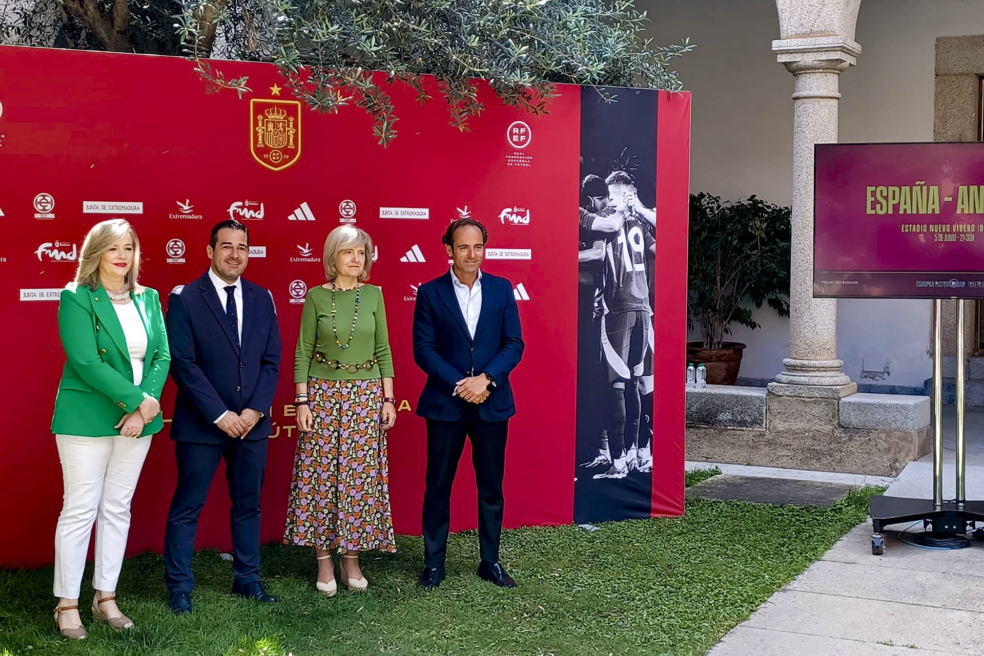 La venta de las entradas para el partido amistoso en Badajoz entre las selecciones absolutas de fútbol de España y Andorra, penúltimo test de los de Luis de la Fuente antes de partir para la Eurocopa, se pondrán mañana a la venta a partir de las 12:00 horas en la web de la Federación Española de Fútbol.