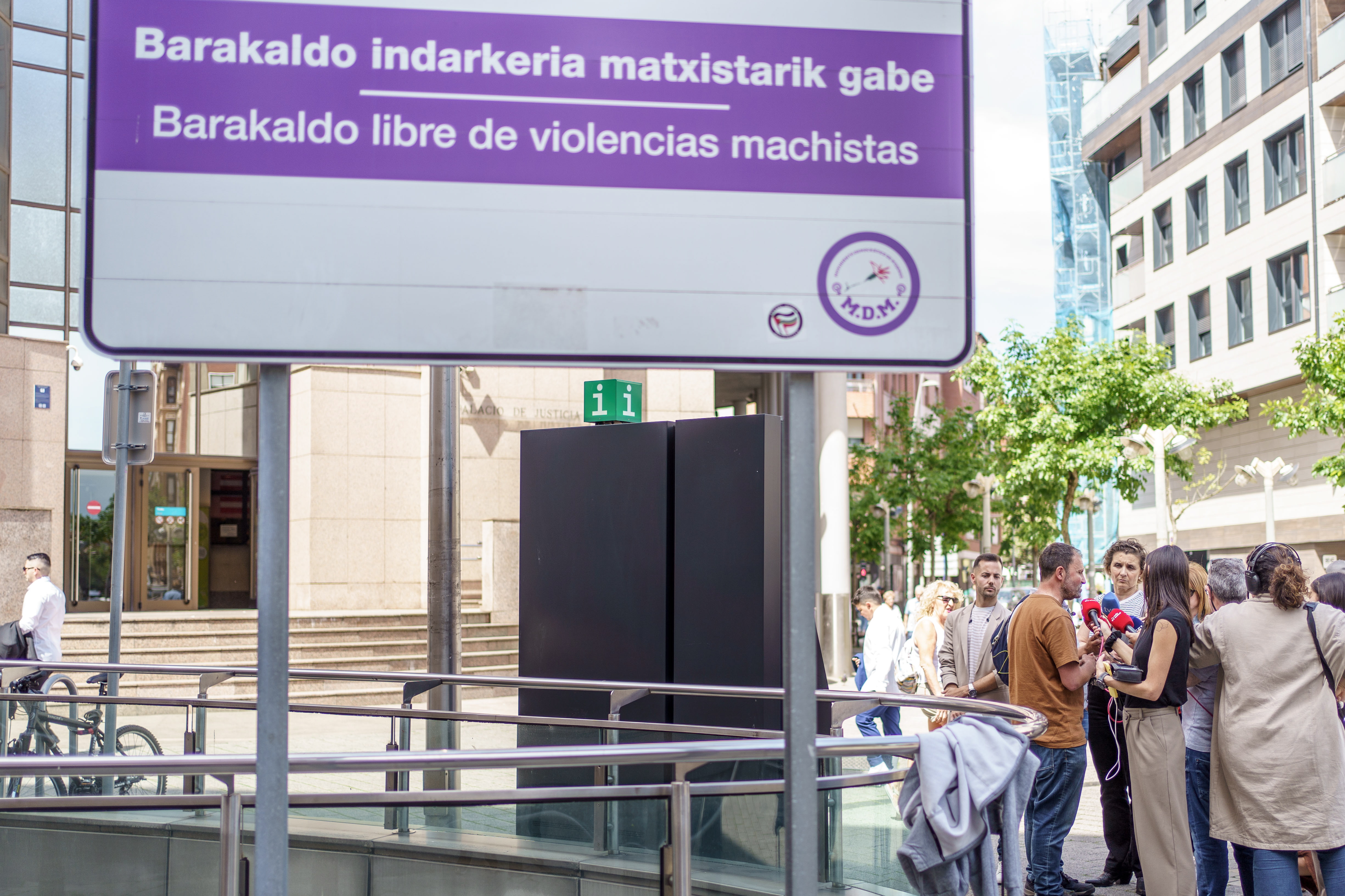 BARAKALDO,.- El delegado de protección a la infancia del club Pauldarrak de Barakaldo, equipo de fútbol femenino y vinculado al colegio San Vicente de Paul, Iñaki Alonso, atiende a los medios de comunicación este viernes ante los Juzgados de Barakaldo (Bizkaia) con motivo de la denuncia de los padres de cuatro jugadoras menores a su entrenador por abusos sexuales. EFE/Javier Zorrilla