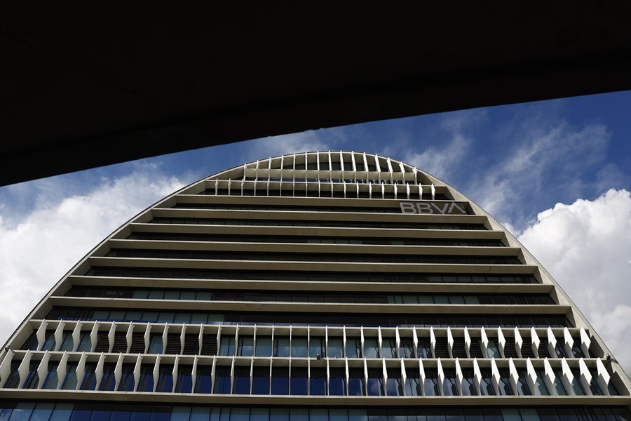Vista del edificio conocido como La Vela que alberga la sede de la entidad bancaria BBVA en la Ciudad BBVA