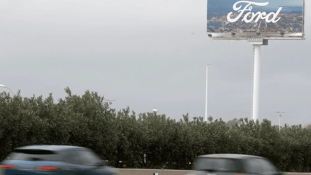 Dos vehículos circulan por la autovía a su paso por la factoría de Ford en Almussafes (Valencia)