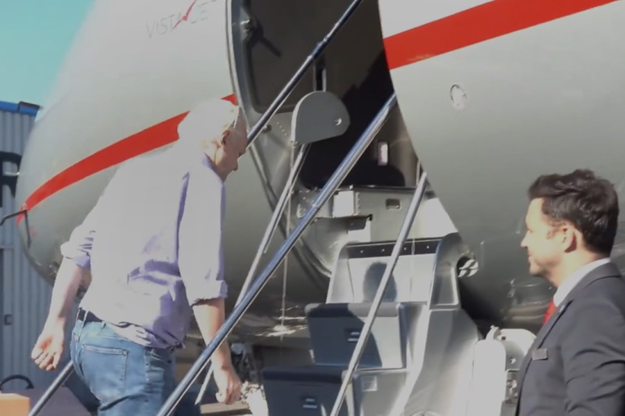 Captura de vídeo que muestra al fundador de Wikileaks, Julian Assange, mientras sube a un avión en el aeropuerto londinense de Stansted para abandonar Reino Unido, tras llegar a un acuerdo con la justicia de Estados Unidos.