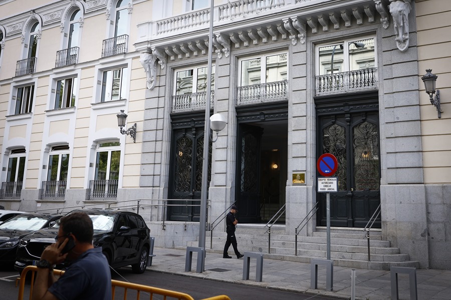Un policía vigila en el exterior de la sede del Consejo General del Poder Judicial (CGPJ) en Madrid