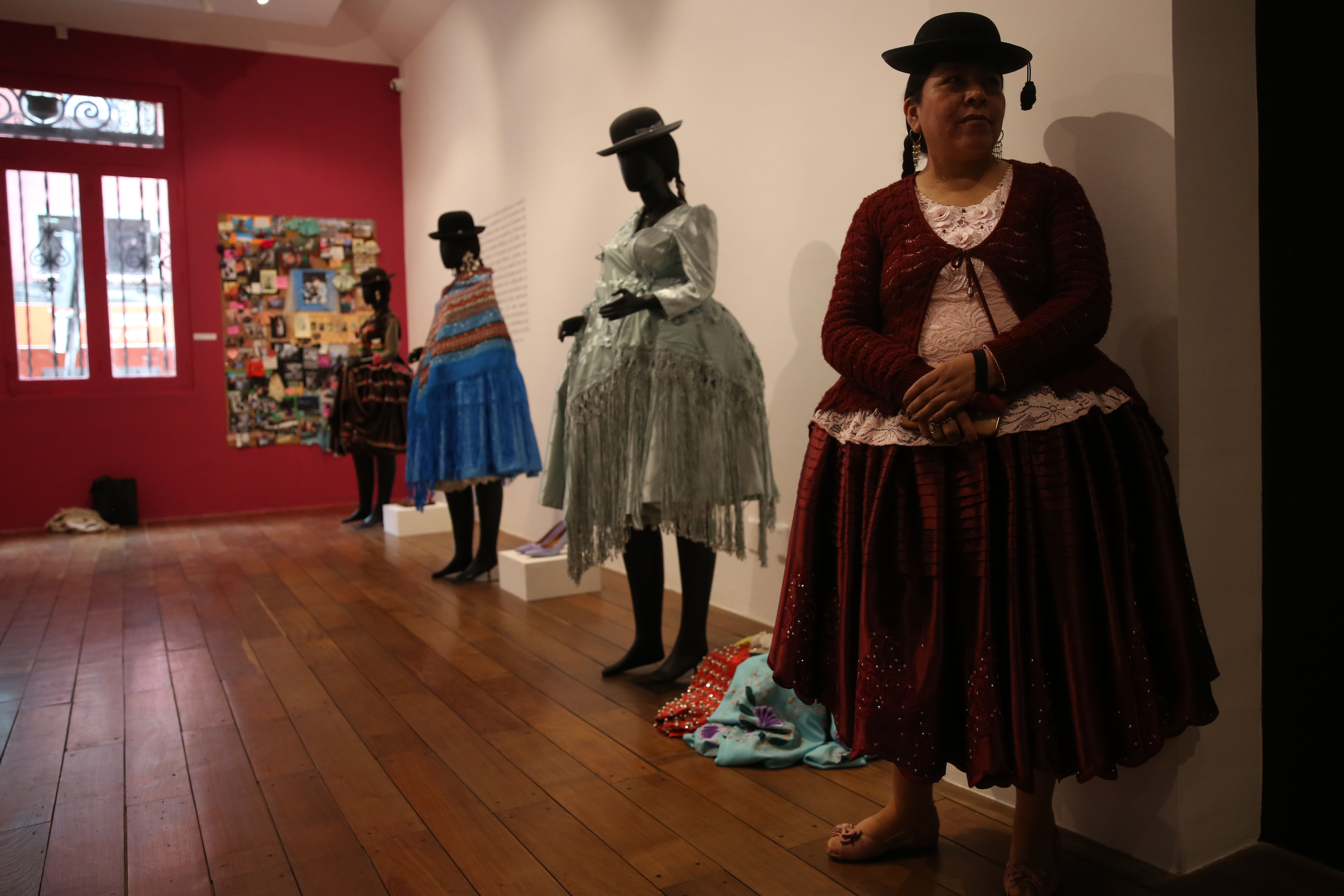 Una mujer aimara visita la muestra 'Mujeres de trenzas: ropa e identidades de las chola paceña', el 20 de junio de 2024, en La Paz (Bolivia). EFE/ Luis Gandarillas