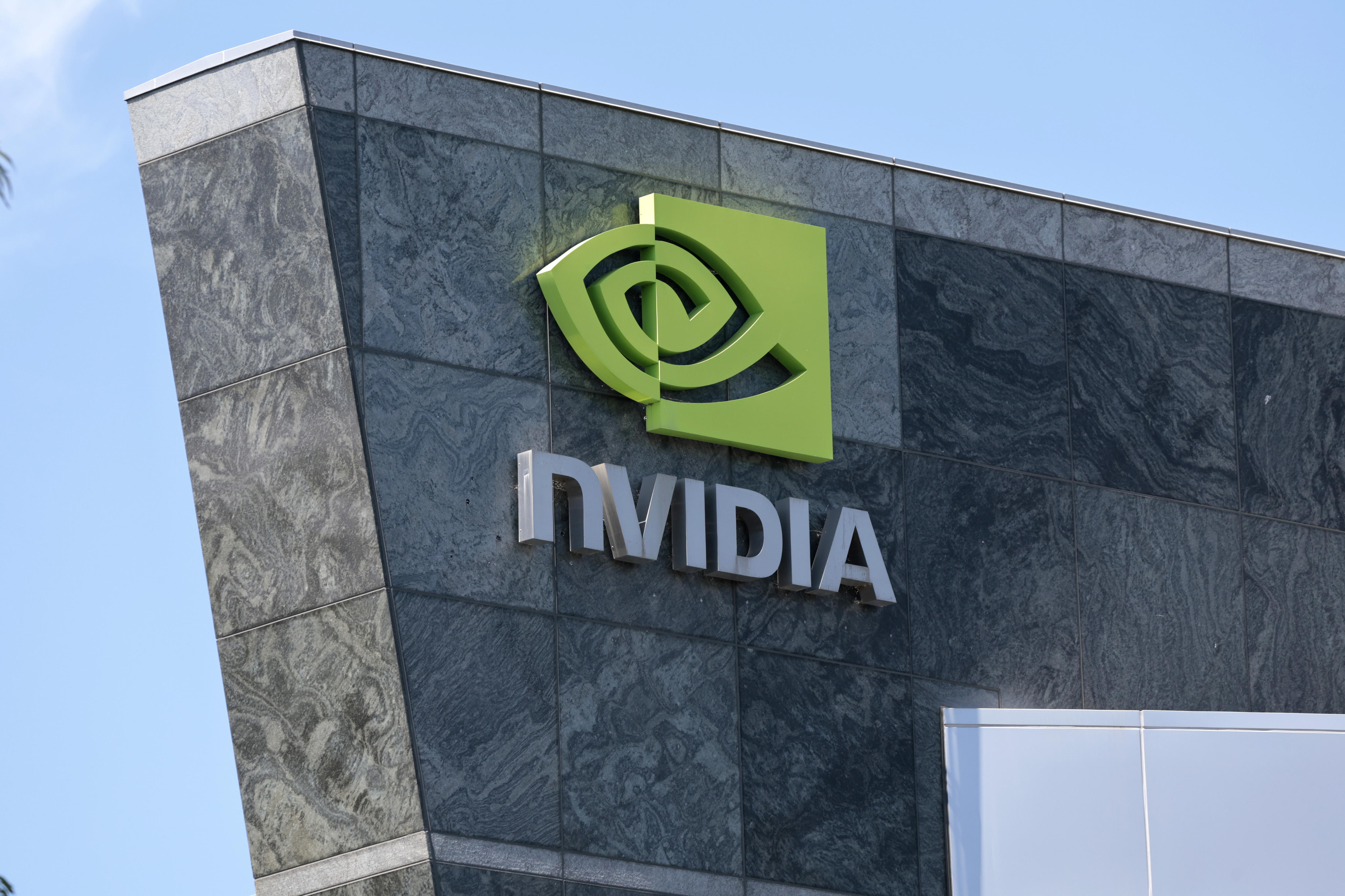 Vista del logo de la empresa Nvidia afuera de su sede en Santa Clara, California (EE.UU.), el 30 de mayo de 2024. EFE/John G. Mabanglo
