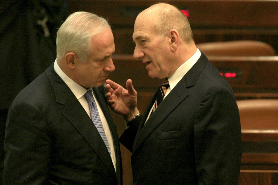 Ehud Olmert (d) y Benjamín Netanyahu (i).
