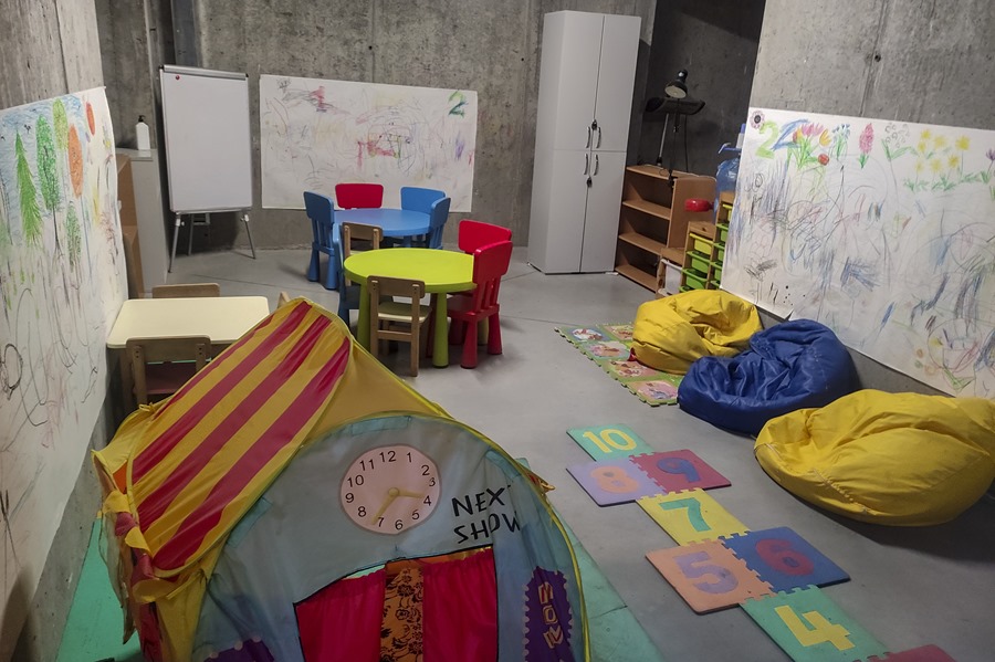 Zona para niños en refugio antiaéreo en Kiev