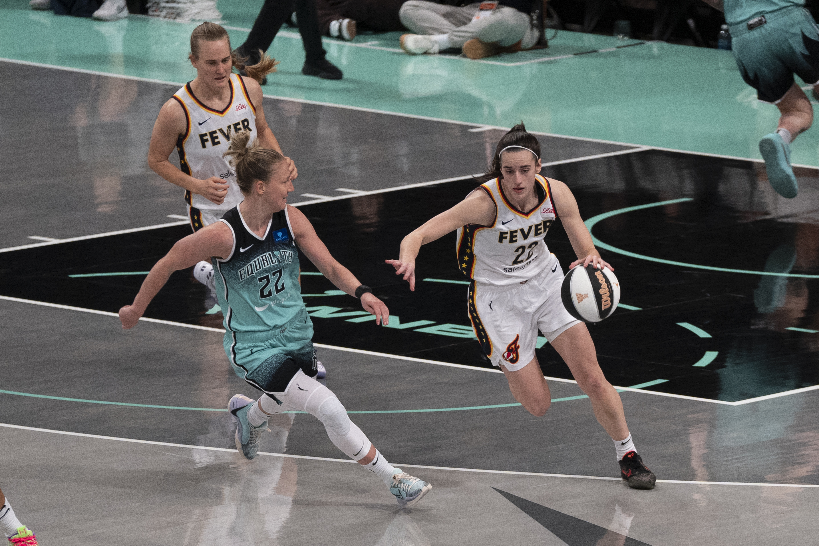 Caitlin Clark protege el balón durante el juego de WNBA entre New York Liberty contra Indiana Fever, el 2 de junio de 2024, en el Barclays Center de Brooklyn, Nueva York (EE. UU). EFE/ Ángel Colmenares