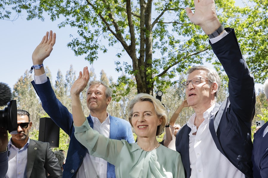 La presidenta de la Comisión Europea, Ursula von der Leyen (c), con el presidente del Partido Popular Alberto Núñez Feijóo (d)