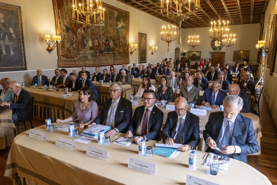 El presidente de la CEG, Juan Manuel Vieites (2i) , y los conselleiros de Economía e Industria, María Jesús Lorenzana (i) ,y de Emprego, Comercio e Emigración, José González (3i), el eurodiputado popular Francisco Millán (d), y el presidente d la Associaçao Empresarial de Portugal, Luis Ribero (2d), asisten a la clausura de la asamblea general de los empresarios de Galicia este jueves en el Hostal dos Reis Católicos de Santiago.