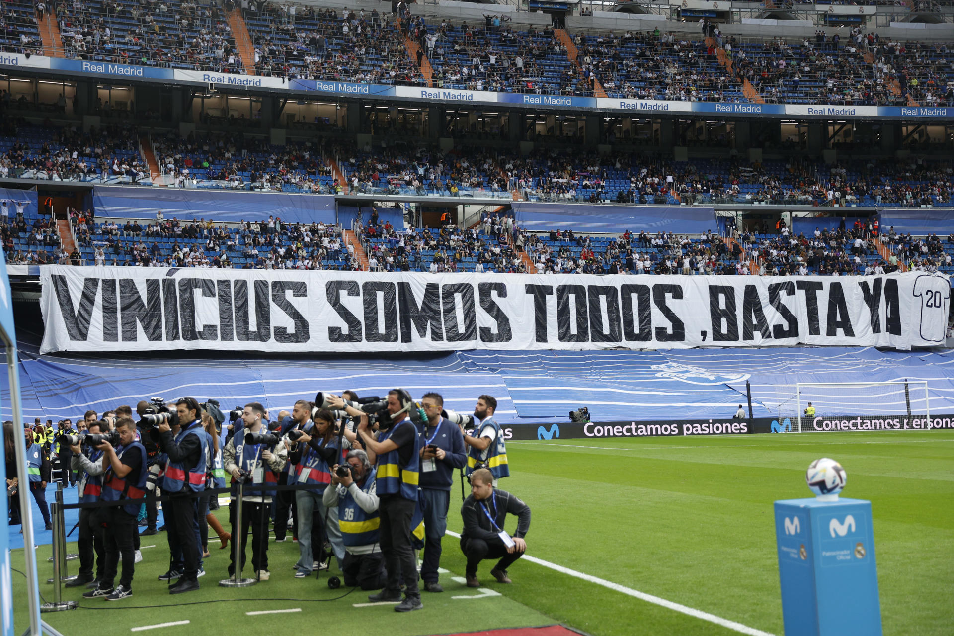 Fotografía de una pancarta de apoyo a Vinícius Jr. EFE/Rodrigo Jiménez 