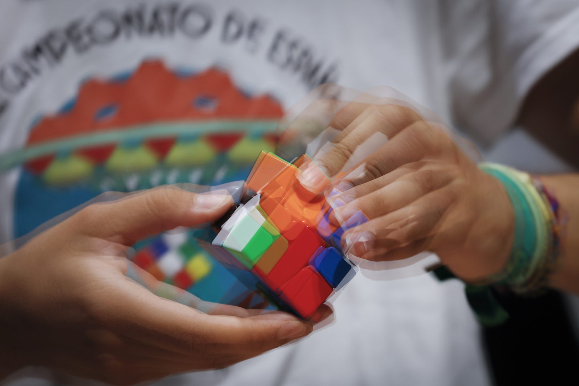 Imagen de una demostración en la presentación del Campeonato Europeo de Cubo de Rubik