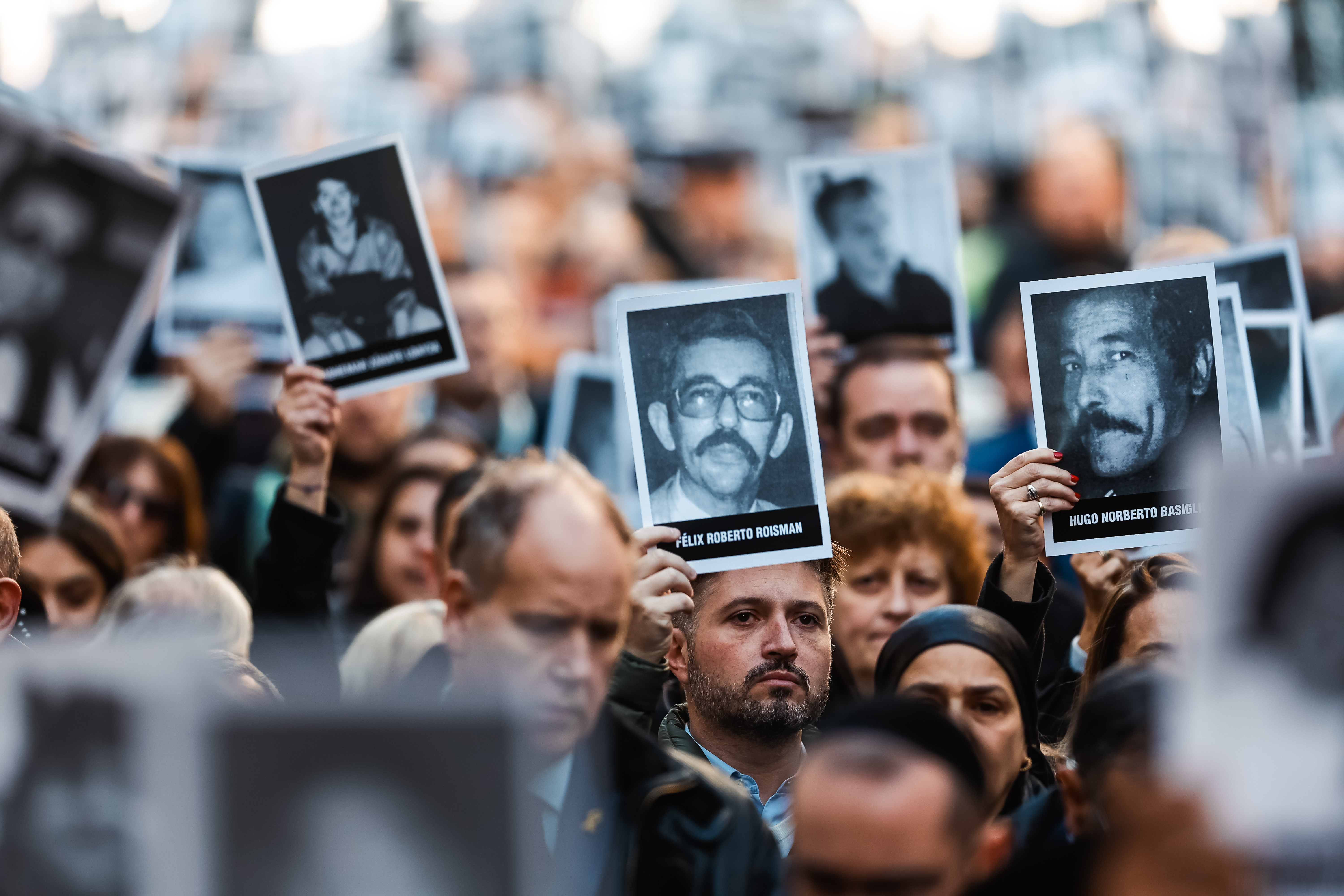 Personas asisten a un acto con motivo del 30 aniversario del atentado a la Asociación Mutual Israelita Argentina (AMIA) este jueves, en Buenos Aires (Argentina). EFE/ Juan Ignacio Roncoroni