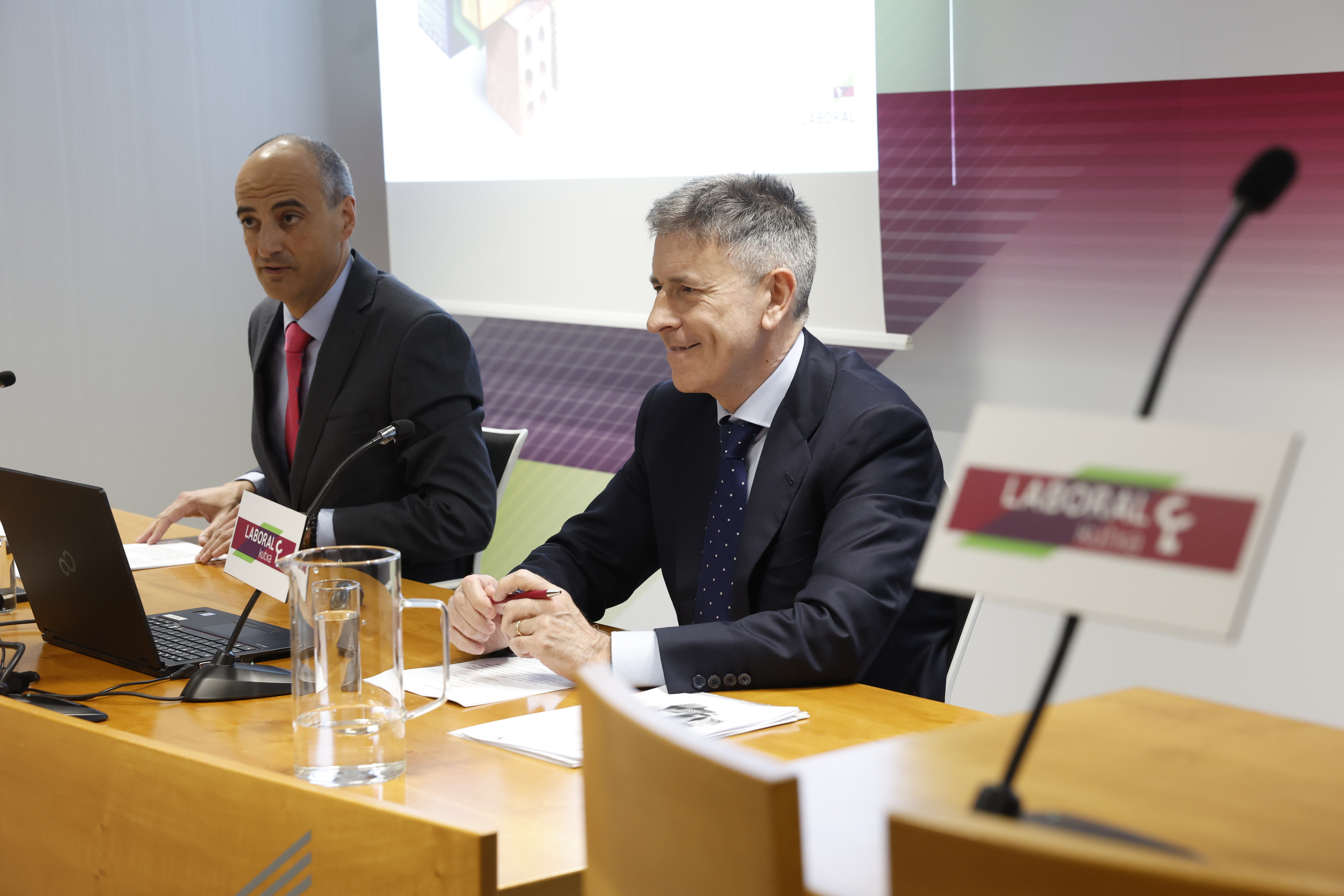 BILBAO, 04/07/2024.- El director del Departamento de Estudios de Laboral Kutxa, Joseba Madariaga (d), y el director del Área de Negocio, Ibon Urgoiti (i), han presentado este jueves en Bilbao el Informe sobre la Economía Vasca correspondiente a 2023. EFE/ Miguel Toña