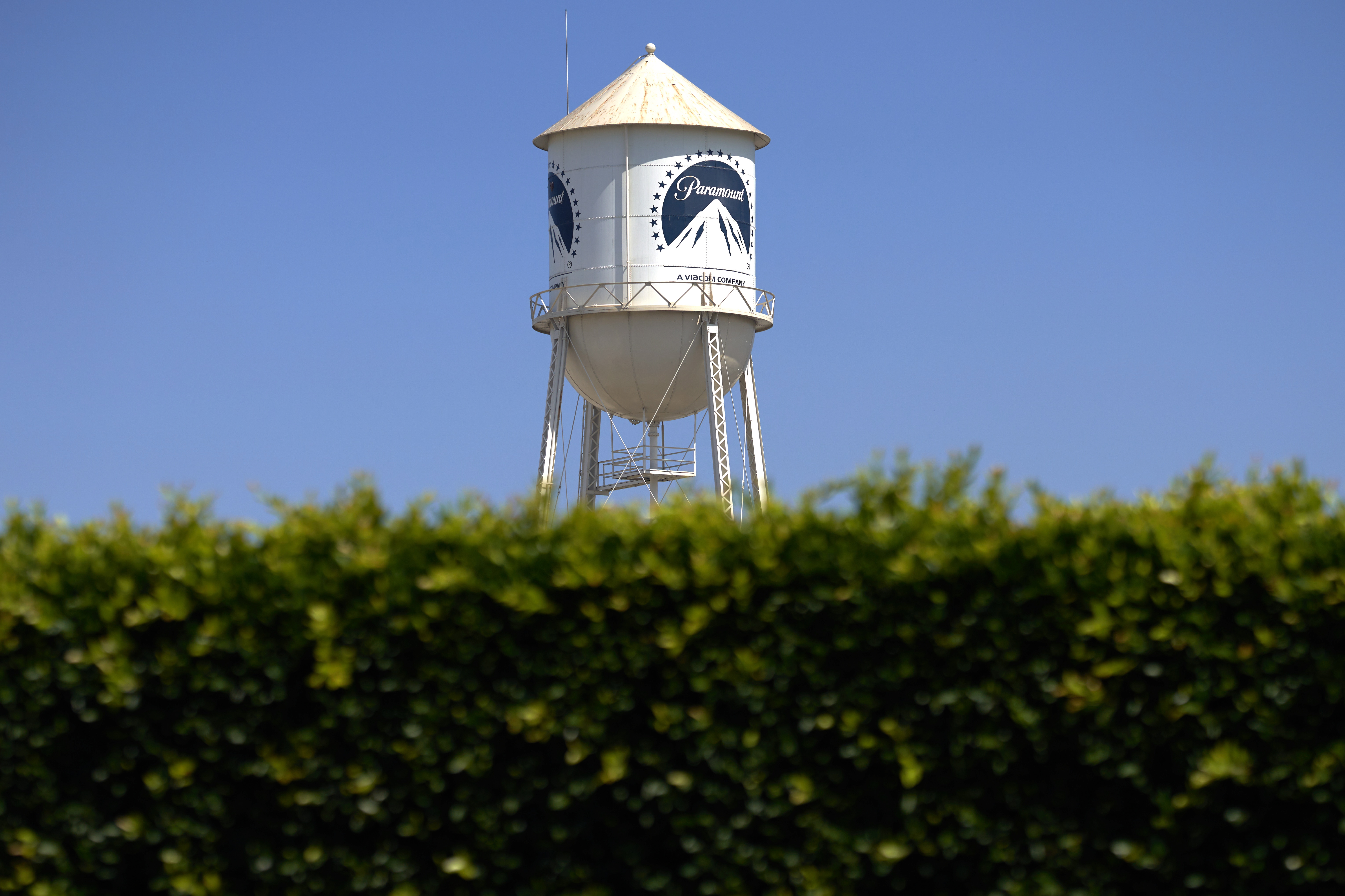 Vista del logo de Paramount en sus estudios de Los Ángeles (EE.UU.), en una fotografía de archivo. EFE/Allison Dinner