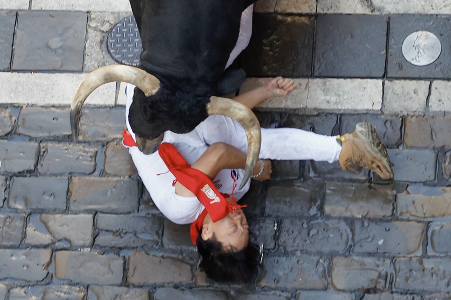 Un toro arrolla a uno de los corredores en el primer encierro de San Fermín