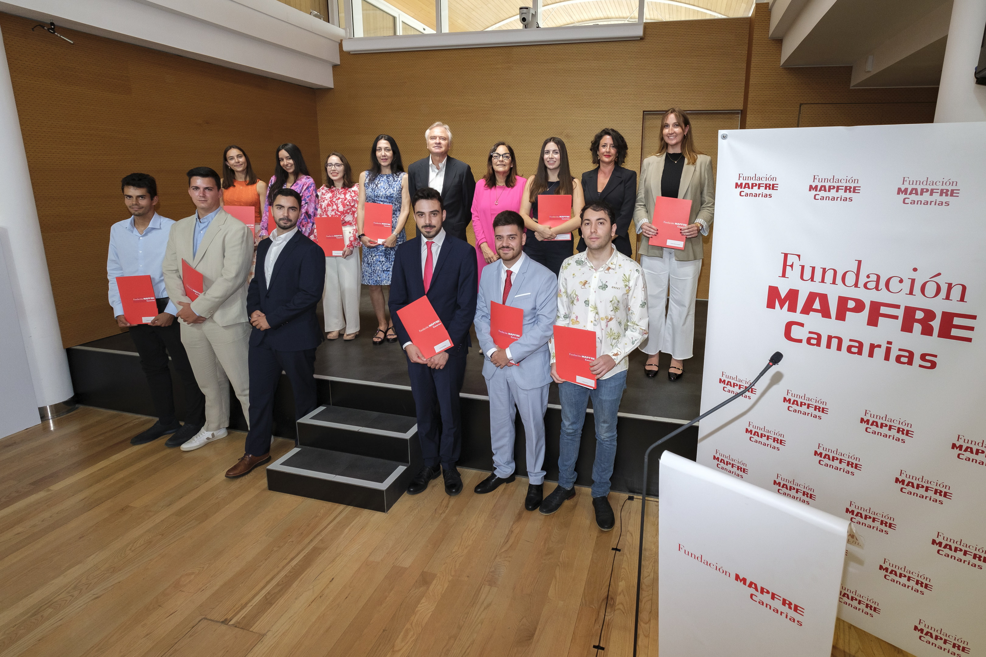 La Fundación Mapfre Canarias ha entregado sus becas a doce jóvenes talentos de las islas que completarán su formación fuera de España.