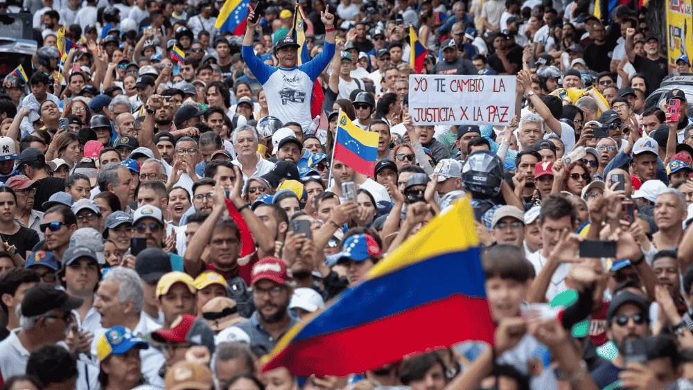 Ciudadanos asisten a una manifestación de apoyo al candidato a la Presidencia de Venezuela Edmundo González Urrutia este martes, en Caracas (Venezuela).