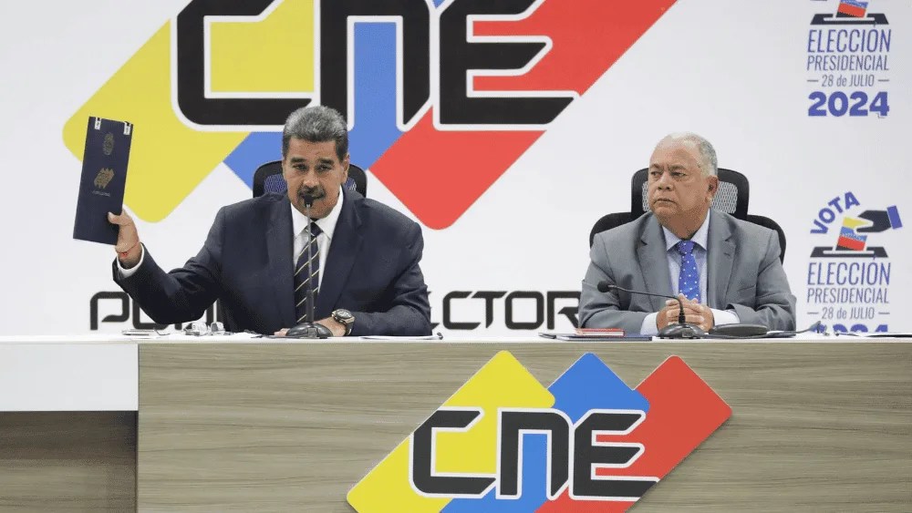 El presidente de Venezuela, Nicolás Maduro (i), habla junto al presidente de Consejo Nacional Electoral (CNE), Elvis Amoroso, este lunes, durante la entrega del acta de juramentación del presidente electo, en Caracas (Venezuela)