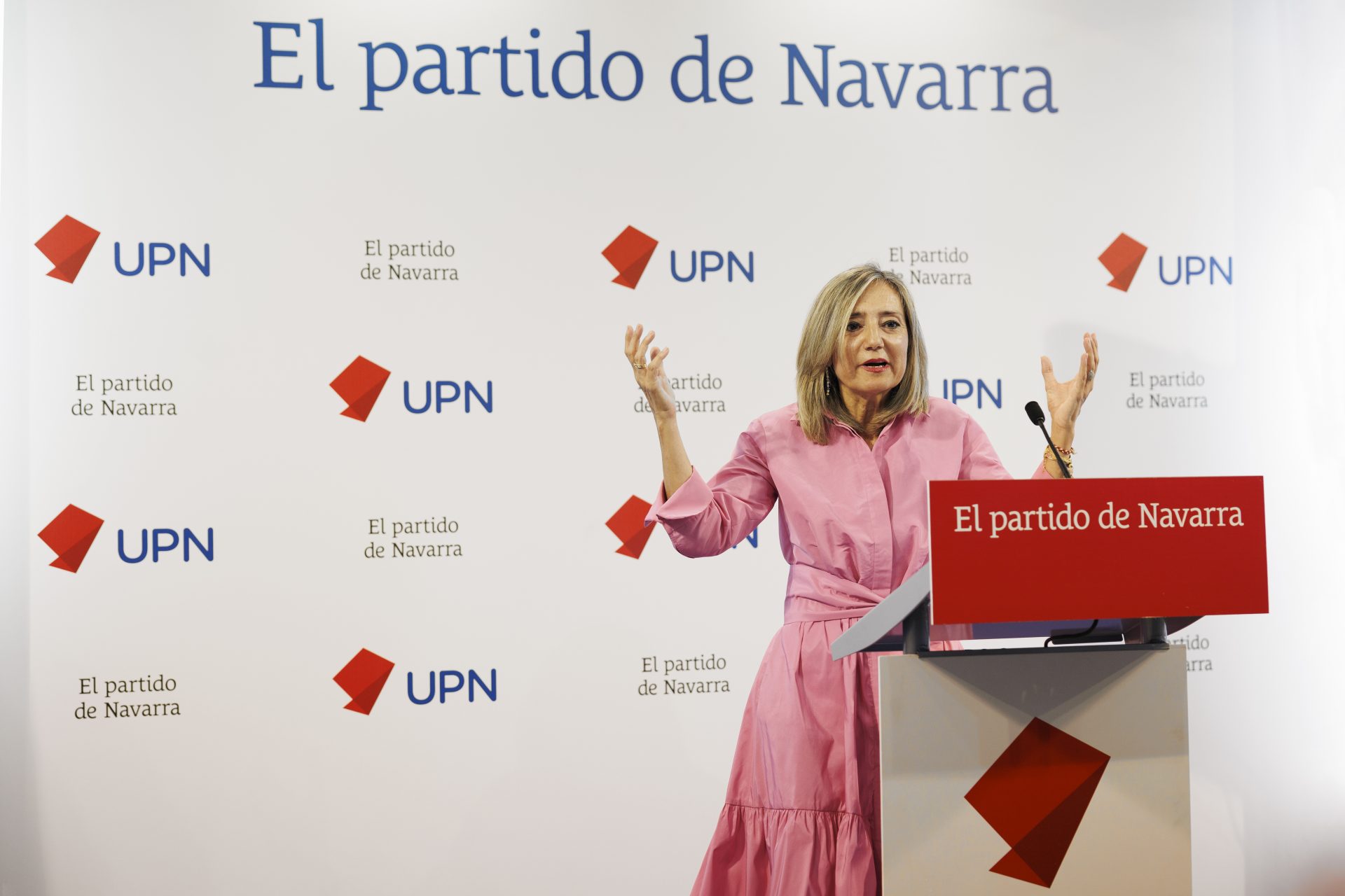 Gesto de Cristina Ibarrola, presidenta de UPN, en la rueda de prensa de este miércoles