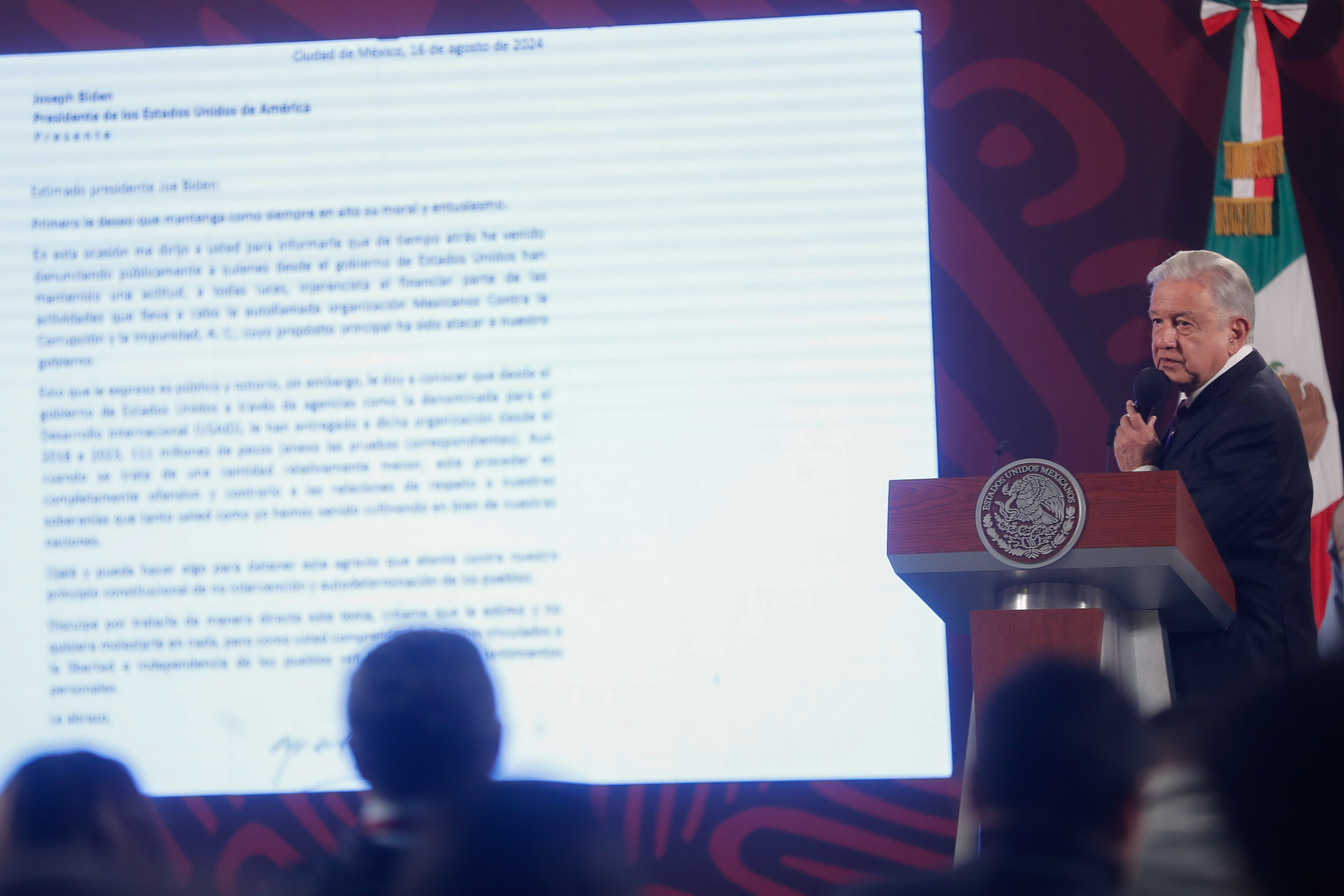 El presidente de México, Andrés Manuel López Obrador, muestra una carta enviada a su homólogo de Estados Unidos Joe Biden, durante una rueda de prensa este lunes, en el Palacio Nacional, en Ciudad de México (México). EFE/ Isaac Esquivel