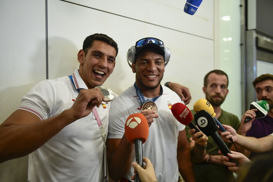 Los boxeadores Ayoub Ghadfa (i) y Enmanuel Reyes Pla posan con sus medallas conseguidas en París a su llegada este domingo a Madrid.